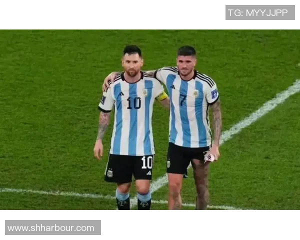 路上偶遇知名足球明星引发热议粉丝合影留念场面温馨